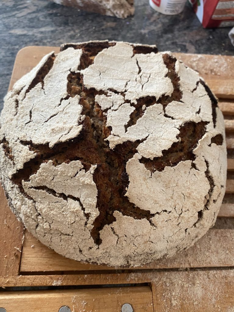 Fertiges Brot mit Roggenmehl bestreut